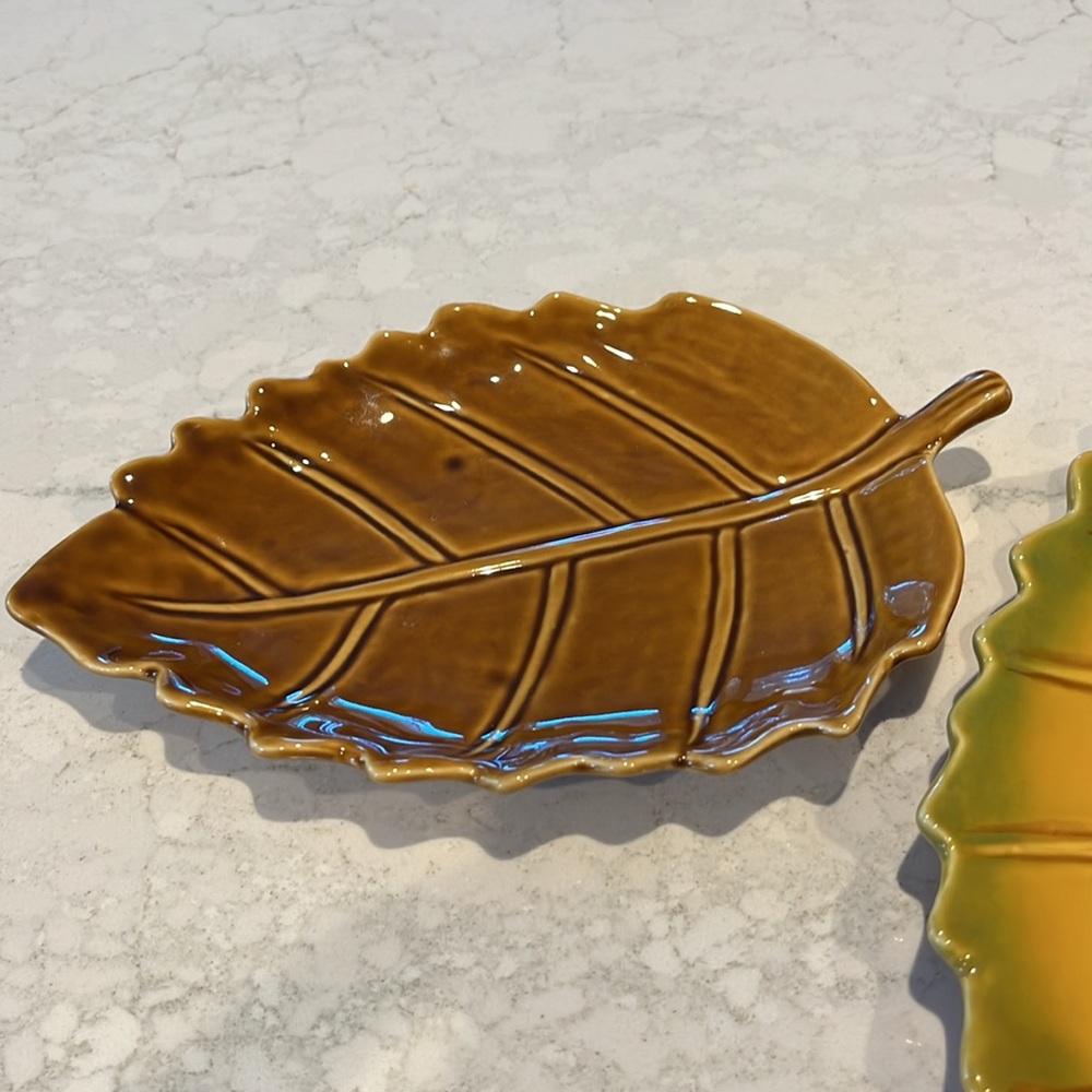 Set of Two Leaf Shaped plates. - Picture 3 of 5